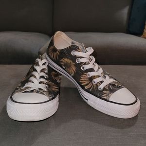 Daisy Converse - Women's size 7